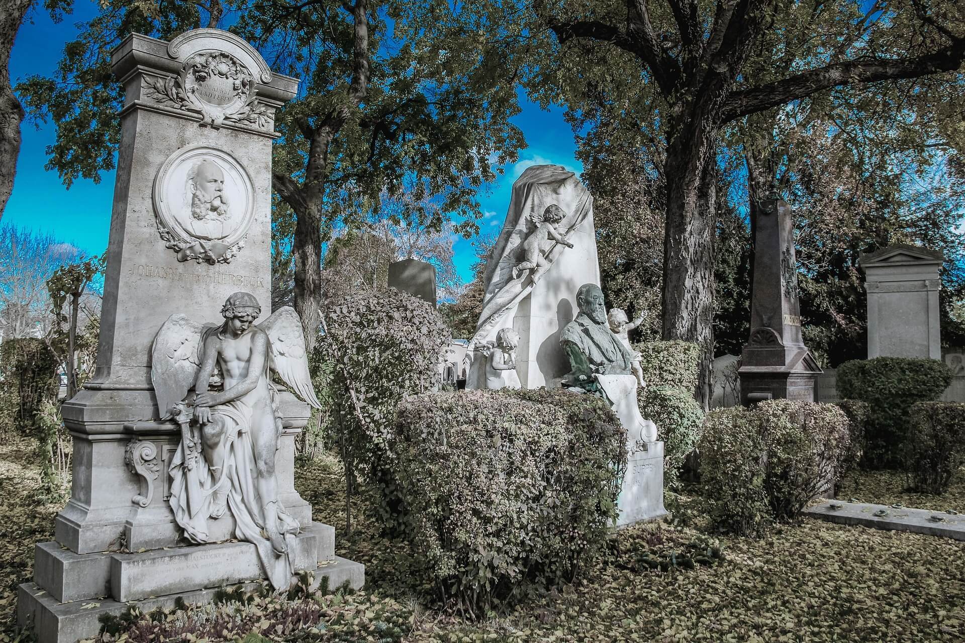 Zentralfriedhof Wien: Ehrengräber, Anfahrt und Tipps für deinen Besuch